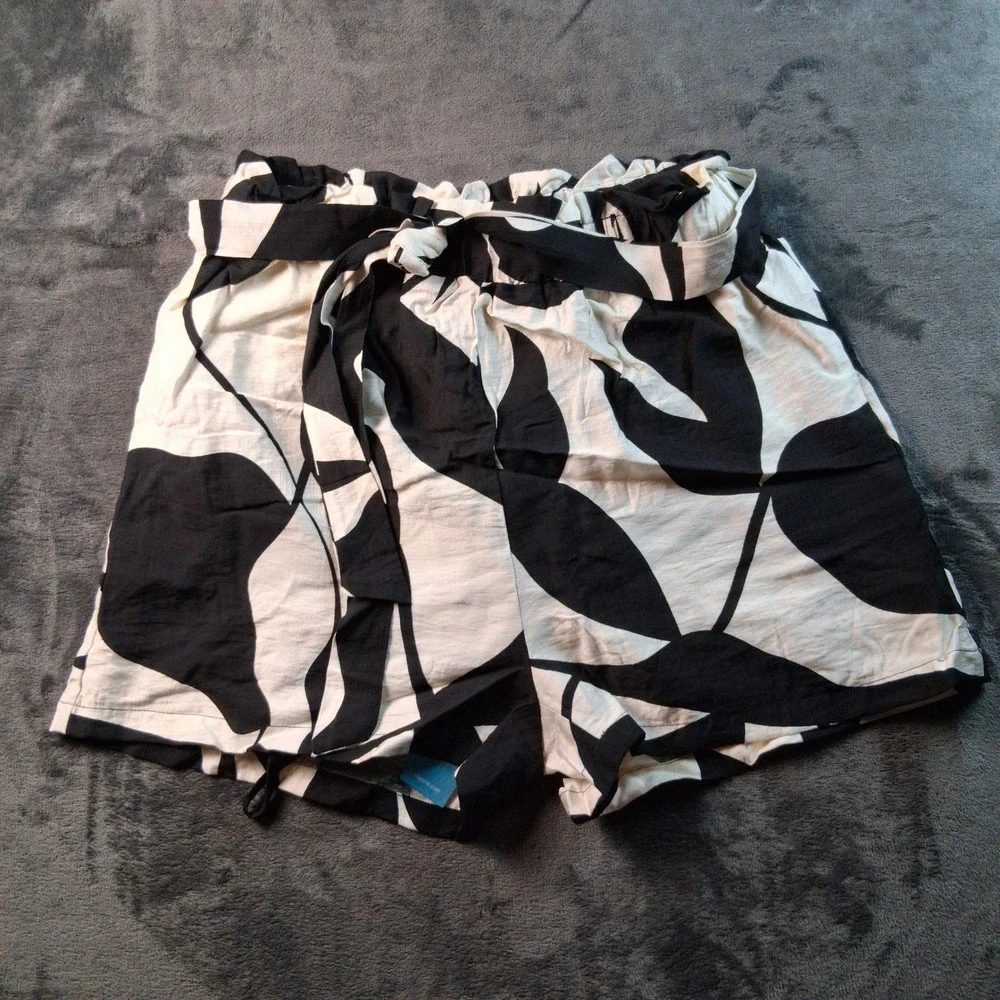 NWT Cupshe Paperbag Shorts Womens M Black White Abstract Leaf Print Belted